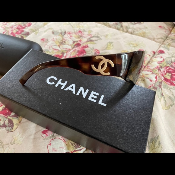 Chanel - Picture 3 of 6